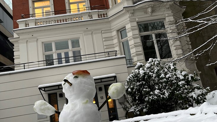 Schneemann vor dem Institut für Historische Musikwissenschaft.