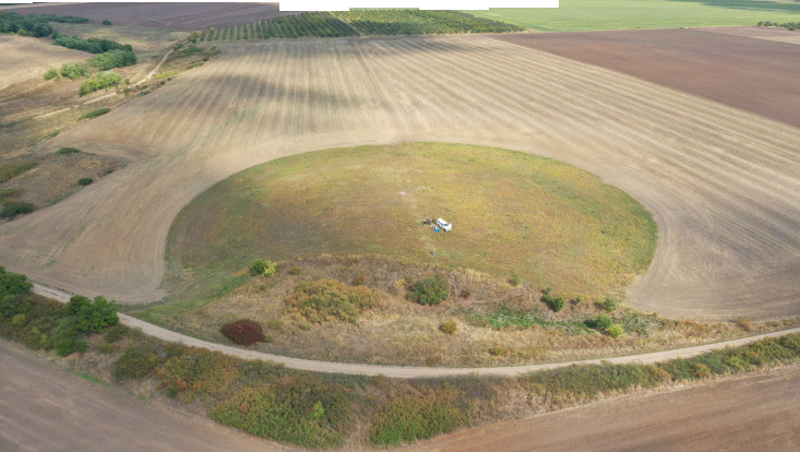 Luftaufnahme bronzezeitliche Telsiedlung in Ungarn