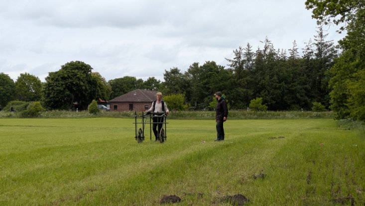 Geomagnetische Prospketion auf der Grünfläche neben der Gedenkstätte