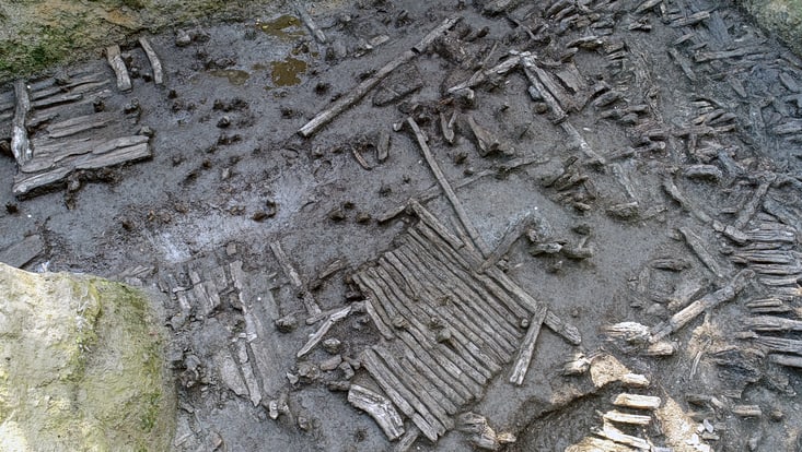 Foto der Holzbefunde unter dem bronzezeitlichen Siedlungshügel von Tabakoni in Georgien